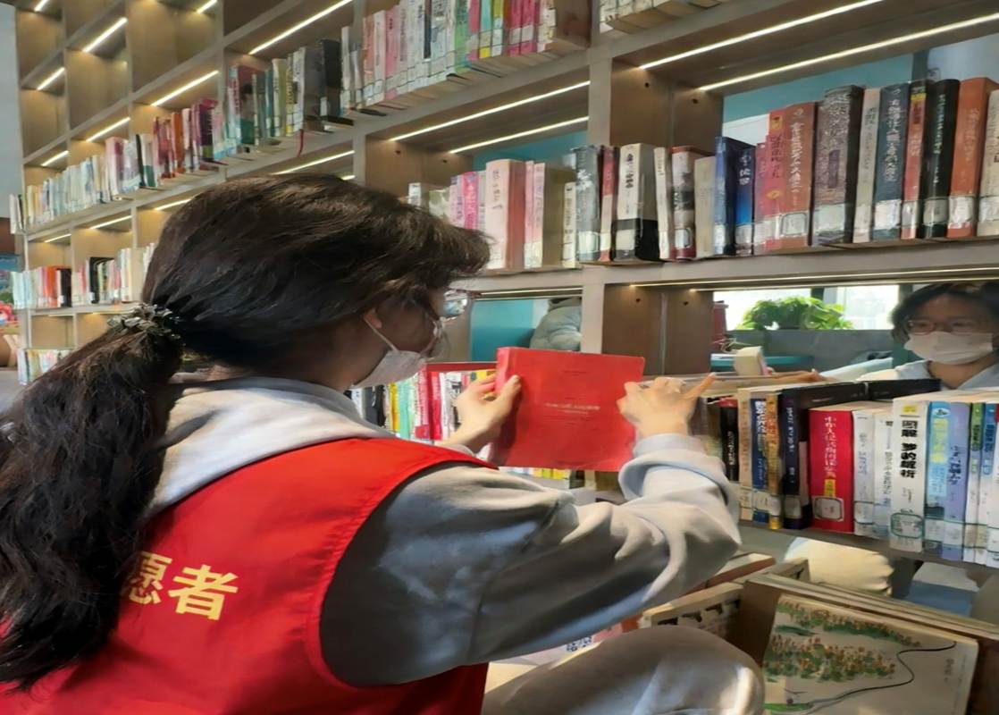 图书馆的人 AI 生成的内容可能不正确。