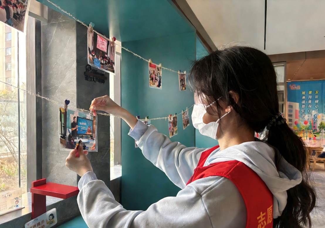 男人对着镜子自拍 AI 生成的内容可能不正确。